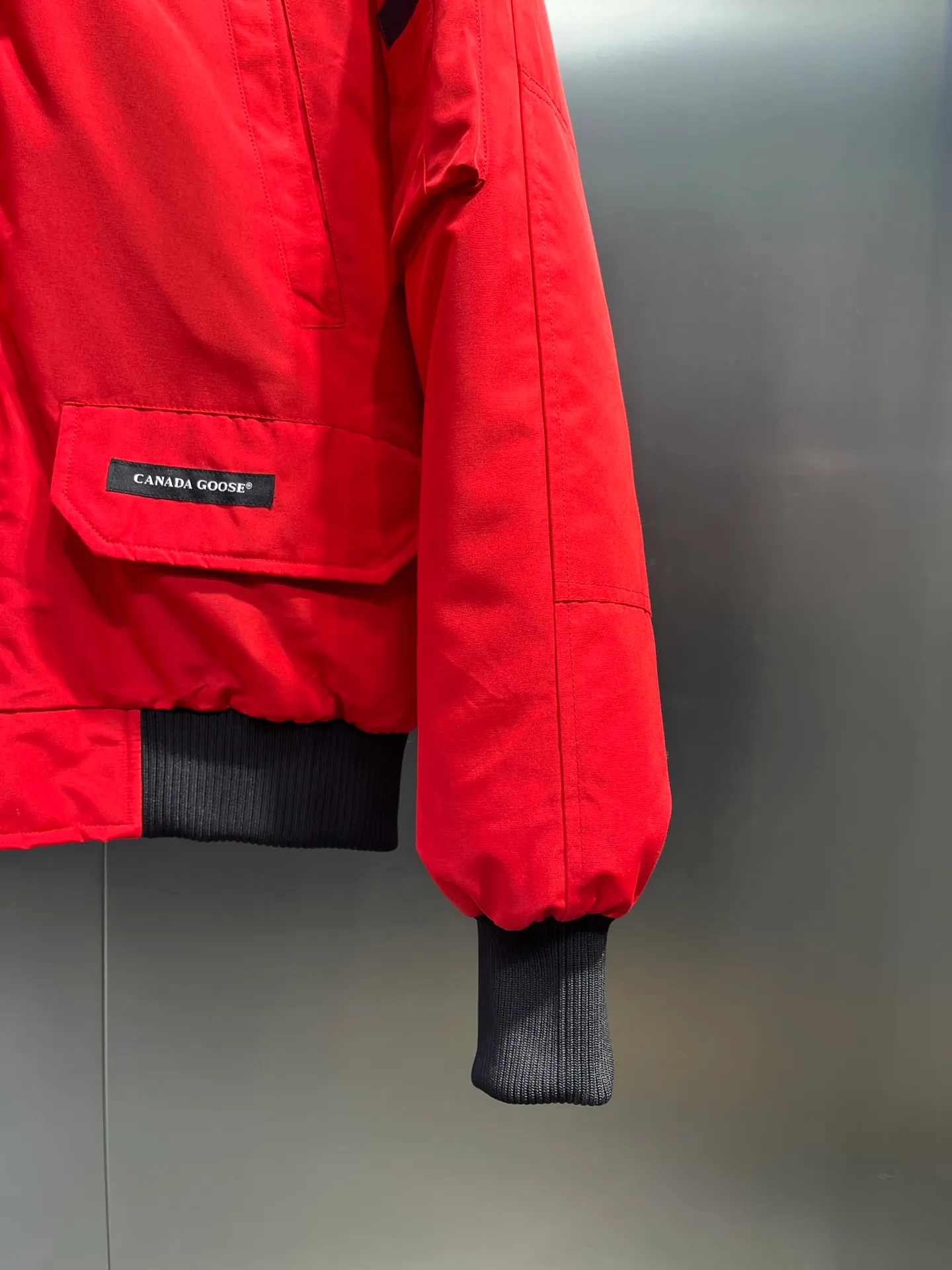 P720 high-end version (new version of Big Goose 01) Canada Goose Canada Goose #Chilliwack 7999M bomber jacket short down jacket/01 model #Men and Women Same Style# ➖ Genuine synchronous anti-counterfeiting chip sensor! ➖ Imported 21S polyester-cotton blended original fabric [last year’s 16S/18S hard fabrics have been completely eliminated, this year all use 21S genuine synchronous fabrics, the soft mid-strap feels delicate and textured], genuine synchronous Feather-Light 10D waterproof coating fabric, made of 84.5 polyester fiber and 15.5 cotton, 100% the best feel in the entire network! ➖ The genuine official website is synchronized with the national standard 80 white duck down, you can check the official website customer service, there will never be a series of misleading claims such as 90 down or goose down! ➖ Using the best nylon lining with double double-layer sealing design, velvet-proof No. 7 needle + grid-filled down ready-made garments, there is 100% no so-called velvet running! ➖ The cuffs are designed with thickened seamless threads, and the collar and pockets are lined with top-quality polar fleece to keep you warm and comfortable! ➖ Yoshida YKK provides original custom-made electroplated sliders. YKK two-way lockable zippers are tight and smooth and will not peel off paint! ➖ 3M composite guarantees that the Velcro is the same as the original, durable, and all accessories and hardware are custom-made! ➖ Imported BEHRINGER embroidery machine to customize the 10,000-needle embroidery logo, 98% of which can be reproduced to restore the original logo. You can check and compare on the official website! ➖ The fur collars are all made of large pieces of Western Canadian blue wolf hide, ensuring that each fur collar is 13-15cm wide!   Size:XS-XXL